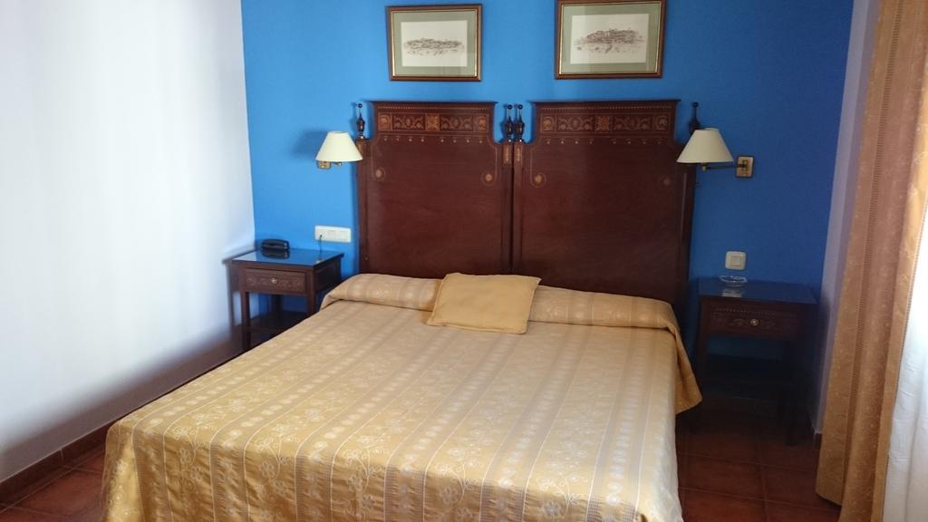 Hotel Iberia Plaza America Caces Стая снимка