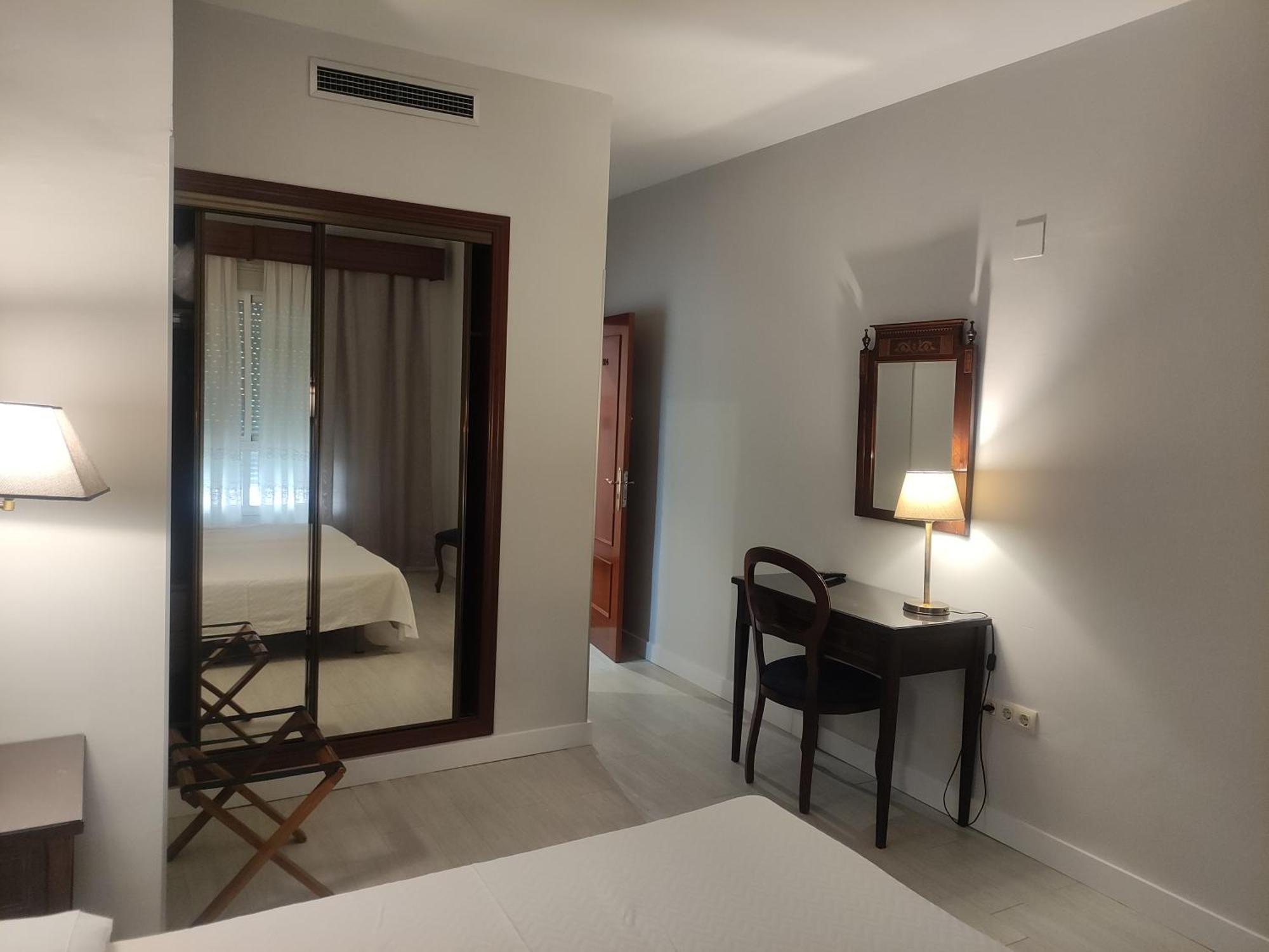 Hotel Iberia Plaza America Caces Екстериор снимка