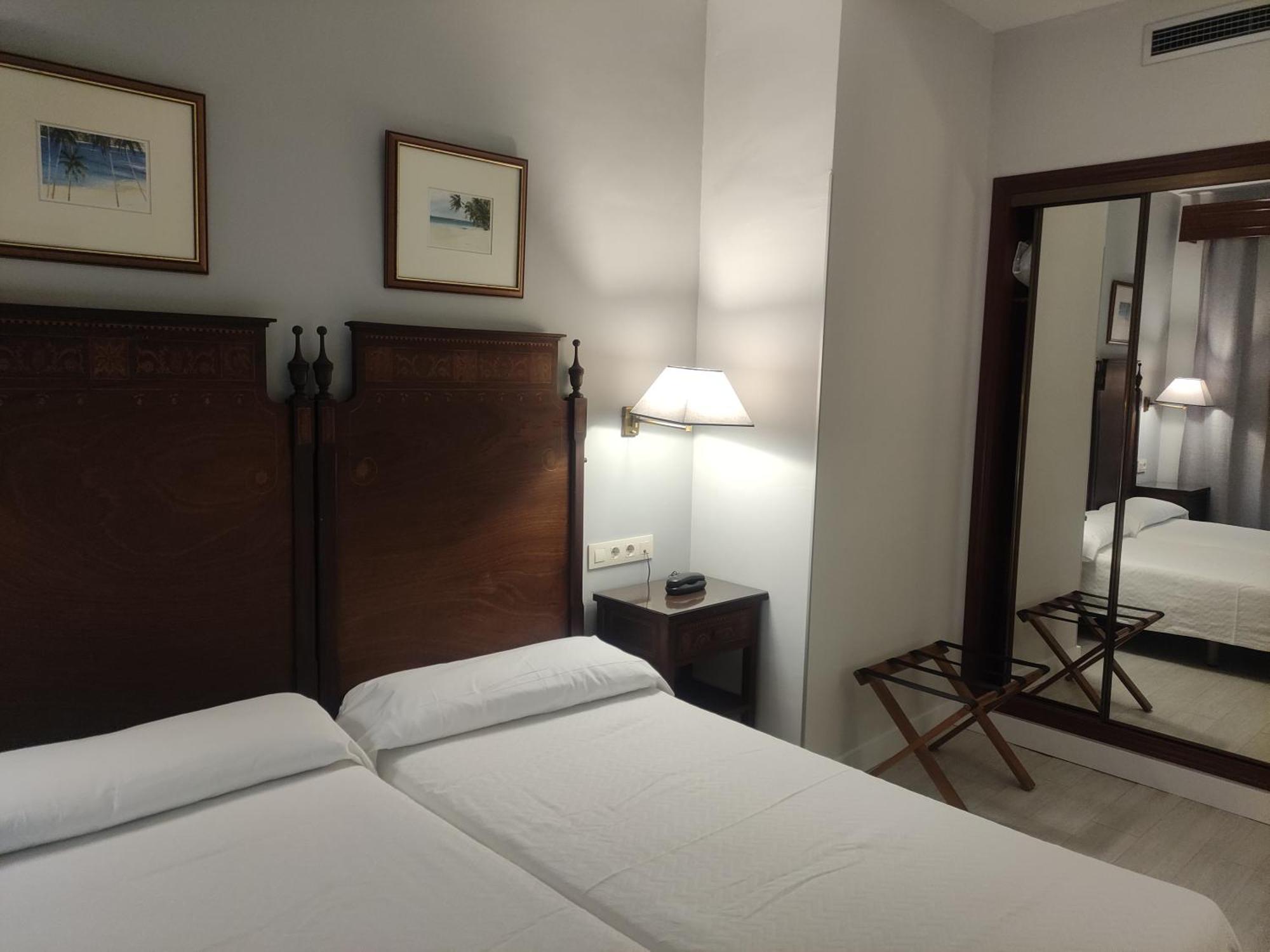 Hotel Iberia Plaza America Caces Екстериор снимка